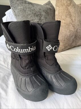 Columbia Kids Black Insulated Winter Boots with Hook-and-Loop Strap